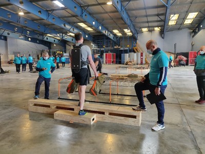 Homme en train de monter et descendre les marches en compétition PPA